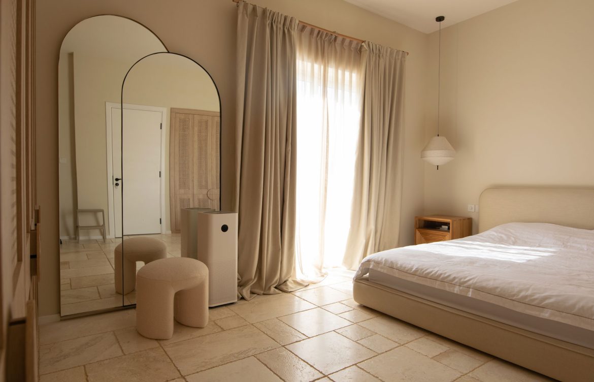 Minimalist Living Room Design with Wooden Finishes