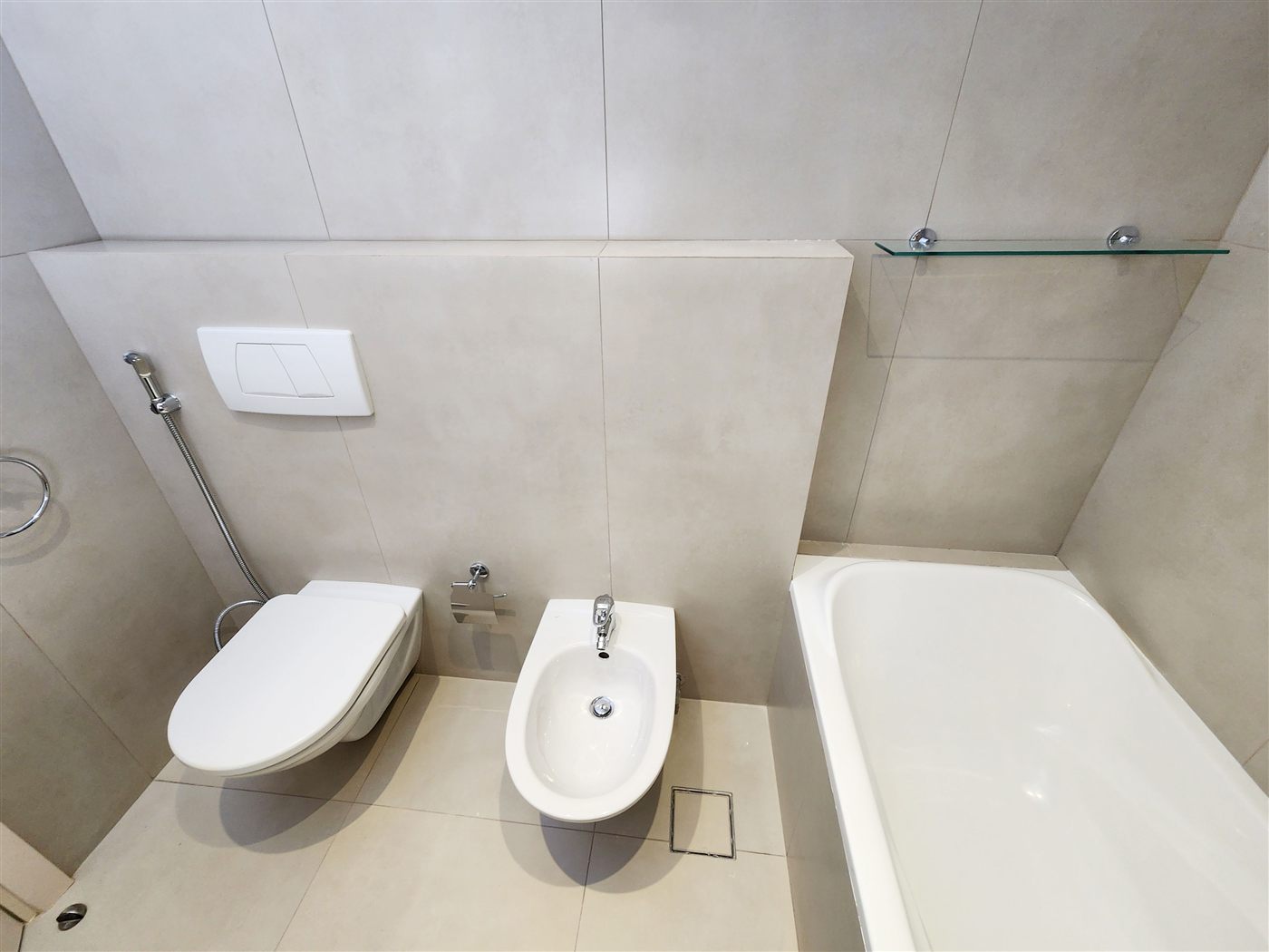 Master bathroom with bathtub, toilet and bidet