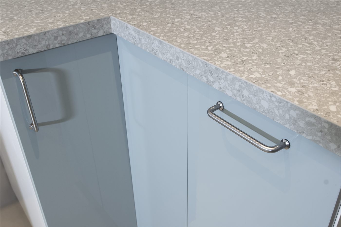 Terrazzo-look countertop and gloss cabinet handles