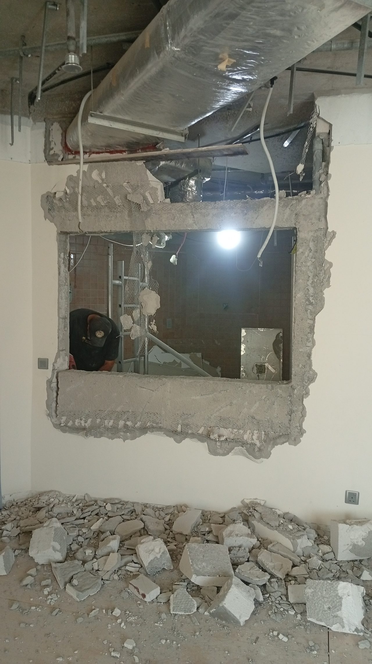 Controlled demolition of a reinforced concrete wall