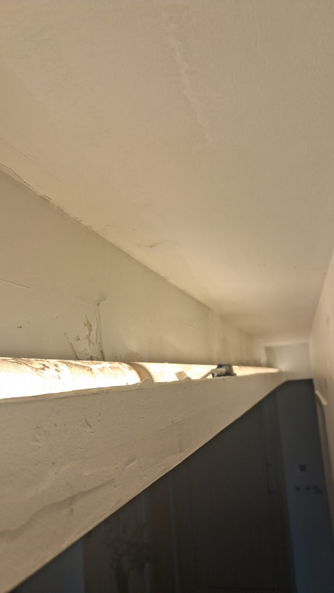Preparing the inner ceiling niche in the corridor for plastering