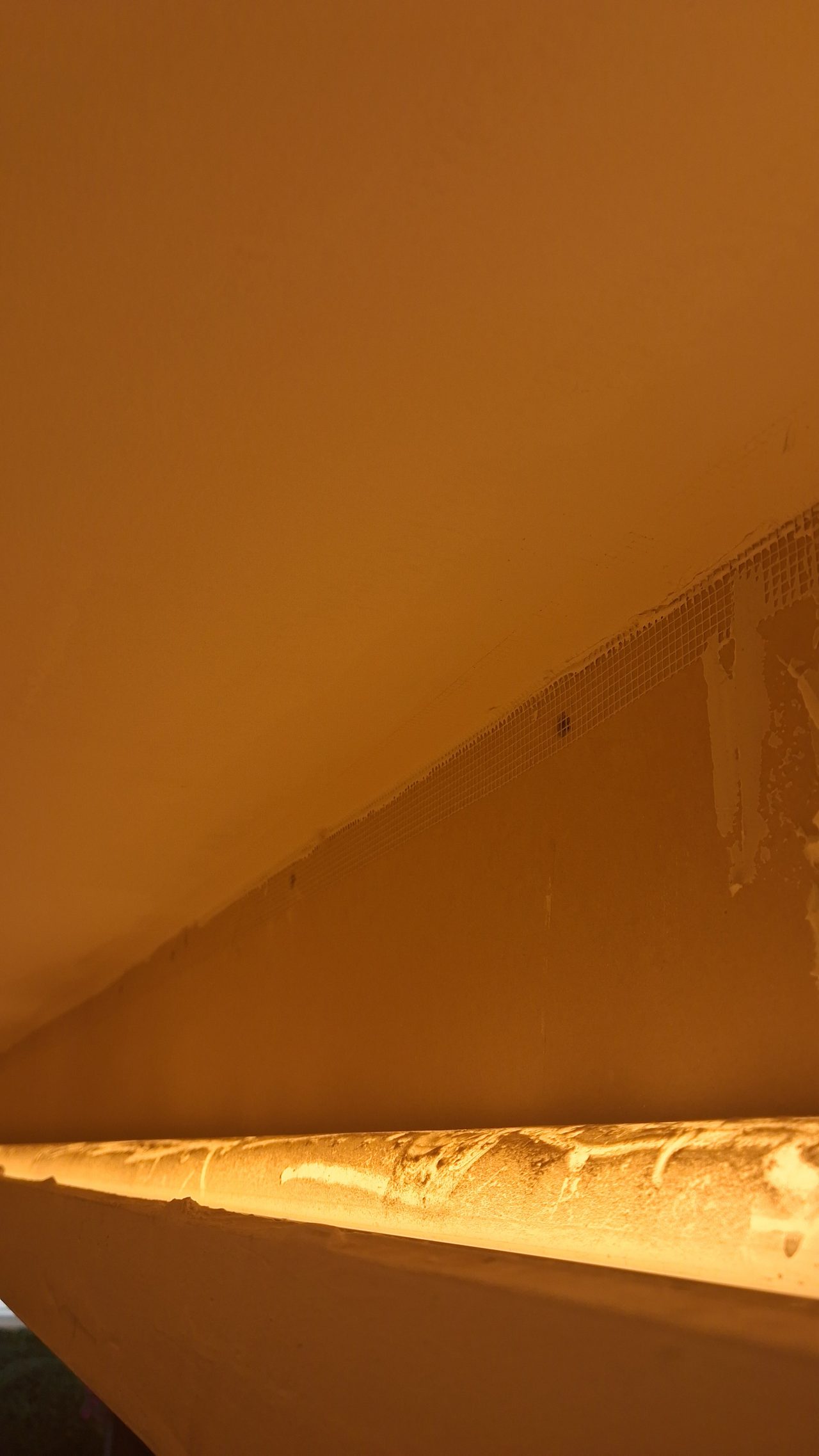 Priming the surface of the inner ceiling niche using reinforcing mesh
