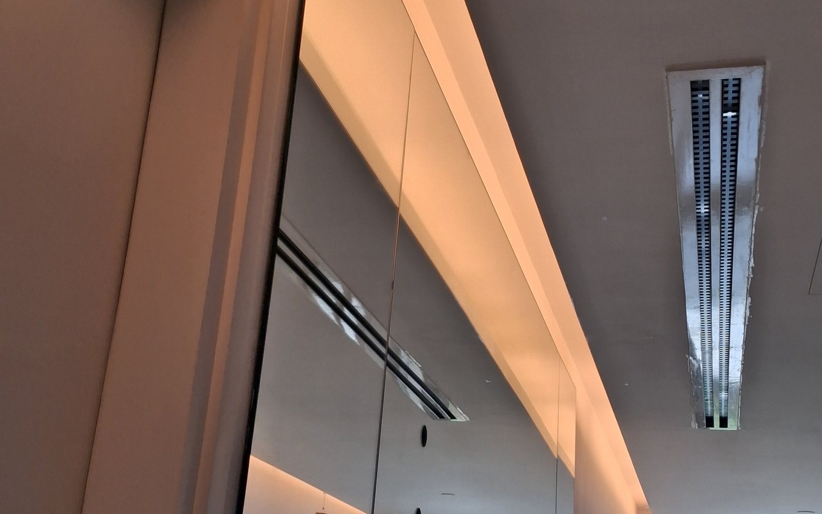 The result of neat painting of the complex ceiling niche geometry