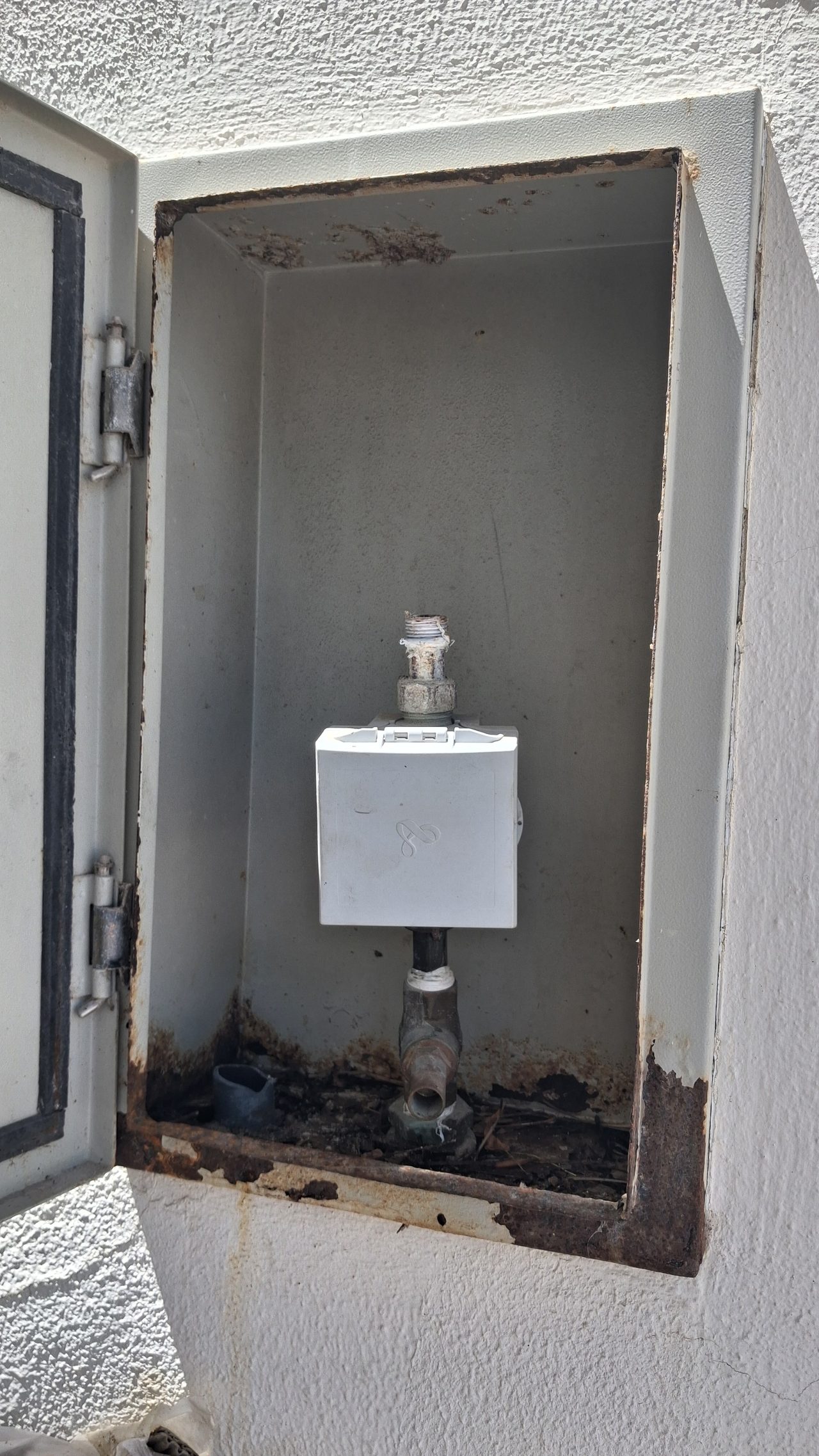 Main valve replacement — disassembling the unit after the water meter