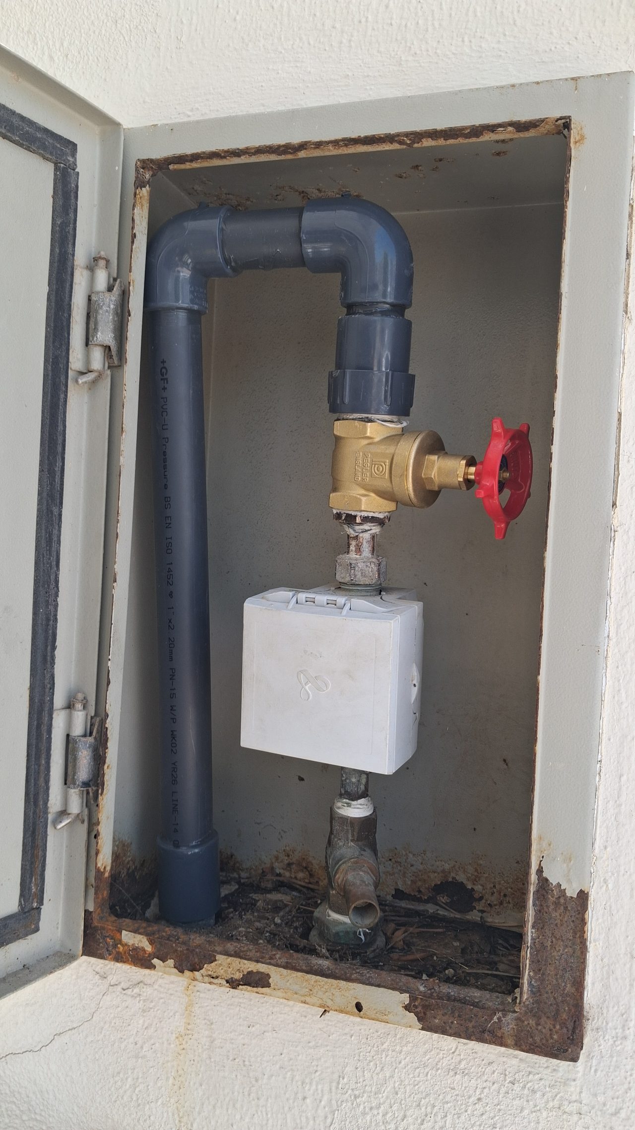 Main valve replacement — disassembling the unit after the water meter