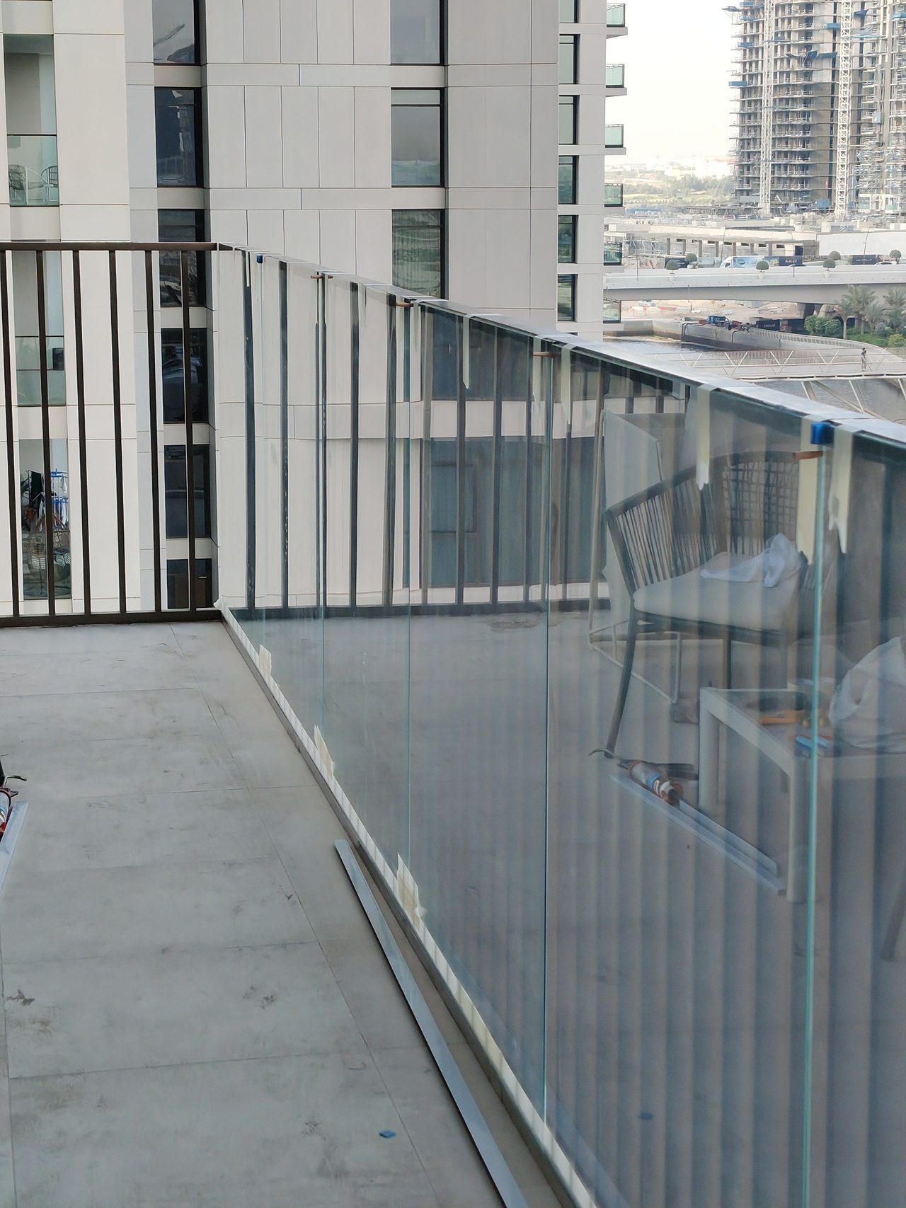 Process of installing the glass railing on the balcony