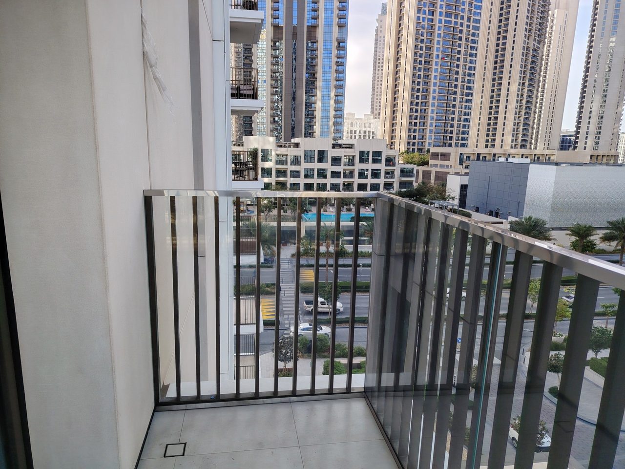 Secure fixation of triplex glass panels along the balcony railing